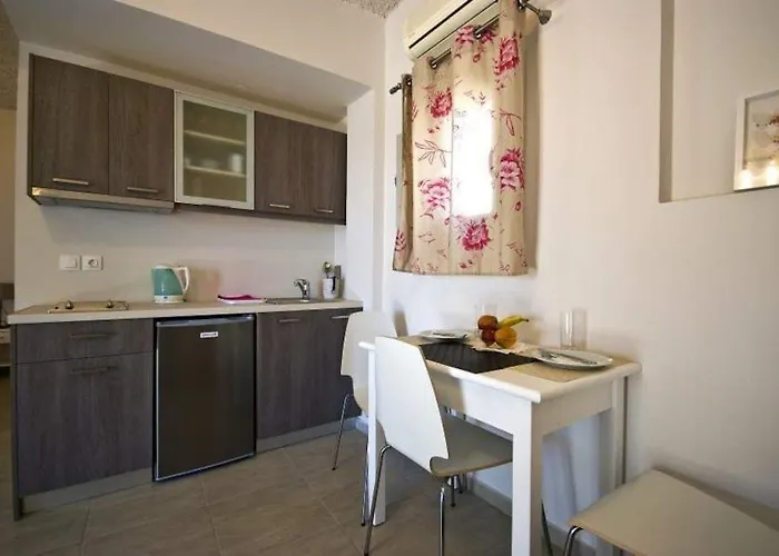 Apartman Alafouzos & *